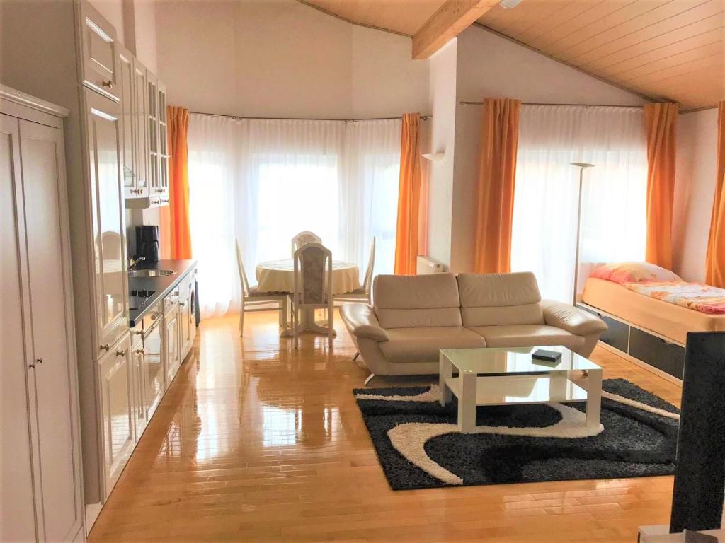 sala de estar con sofá y mesa en Exclusive Apartments, en Bietigheim-Bissingen