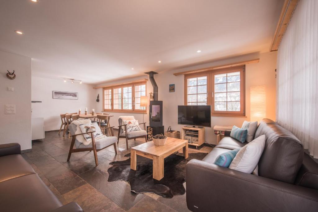 Billabong في جريندلفالد: غرفة معيشة مع أريكة وطاولة