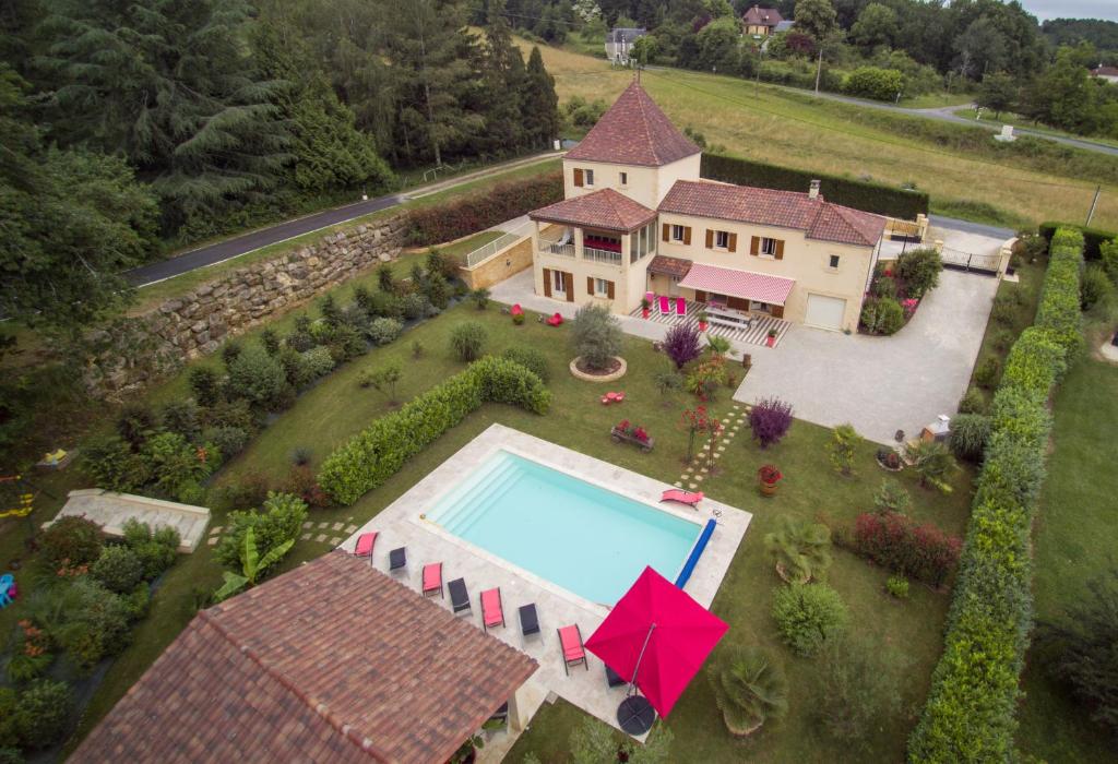 una vista aérea de una casa con piscina en mallegale haute, en Sarlat-la-Canéda