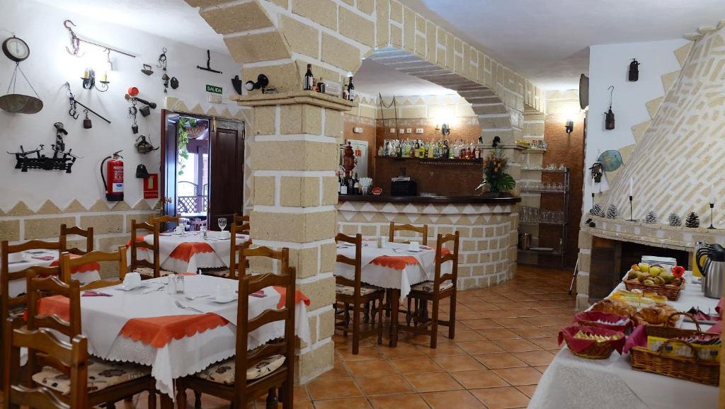 un restaurant avec des tables et des chaises dans une salle dans l'établissement Hotel Rural Finca La Hacienda, à Los Silos