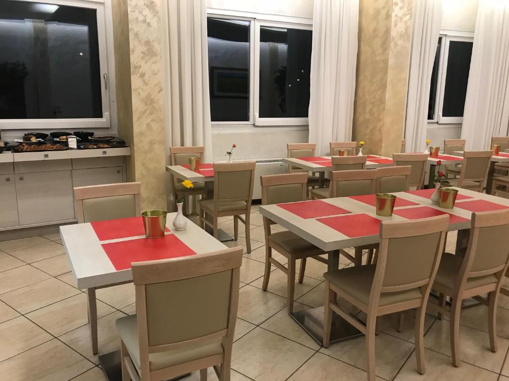 Reštaurácia alebo iné gastronomické zariadenie v ubytovaní Hotel Nuova Orchidea