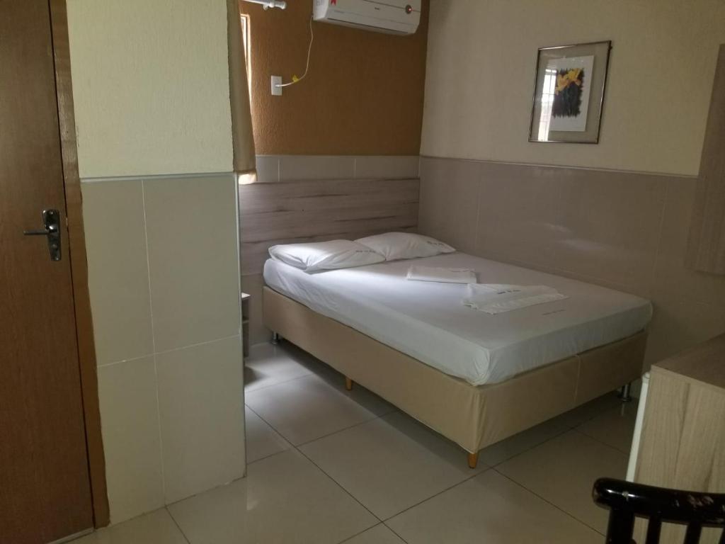Cama ou camas em um quarto em Hotel Uzi Praia