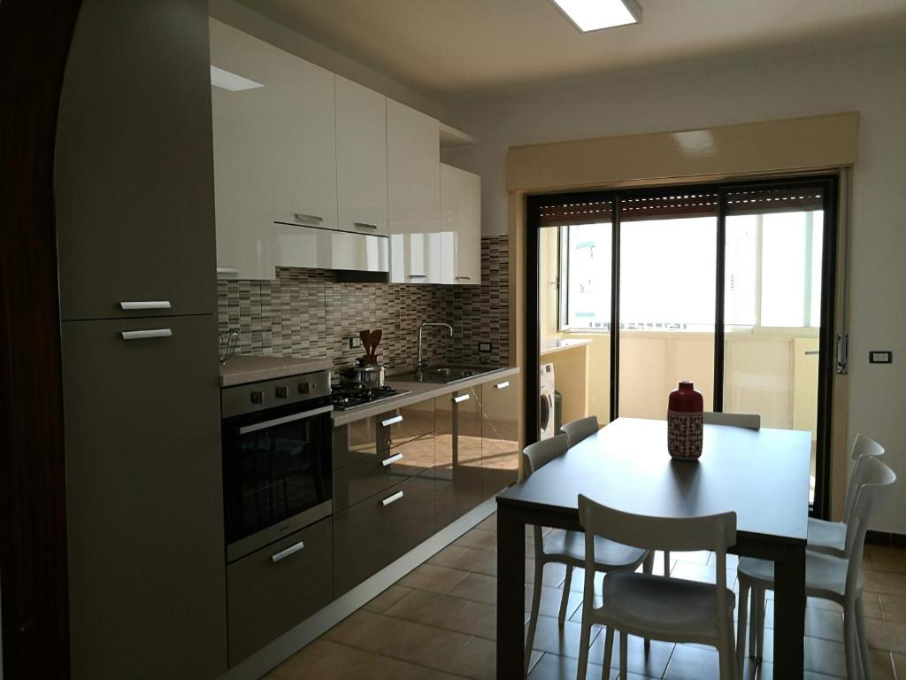 A kitchen or kitchenette at dreams on the sea