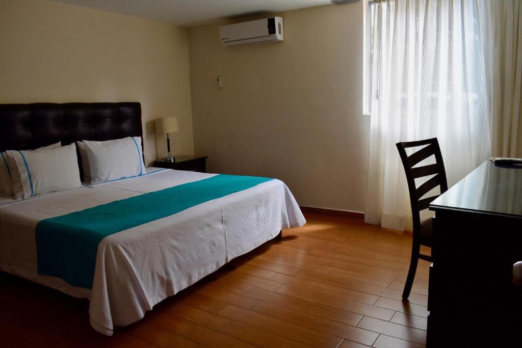 Postel nebo postele na pokoji v ubytování Country Hotel & Suites