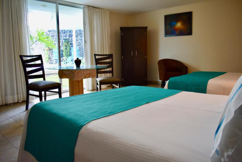 Postel nebo postele na pokoji v ubytování Country Hotel & Suites