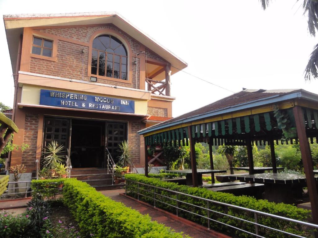 Whispering Woods Inn - Housity