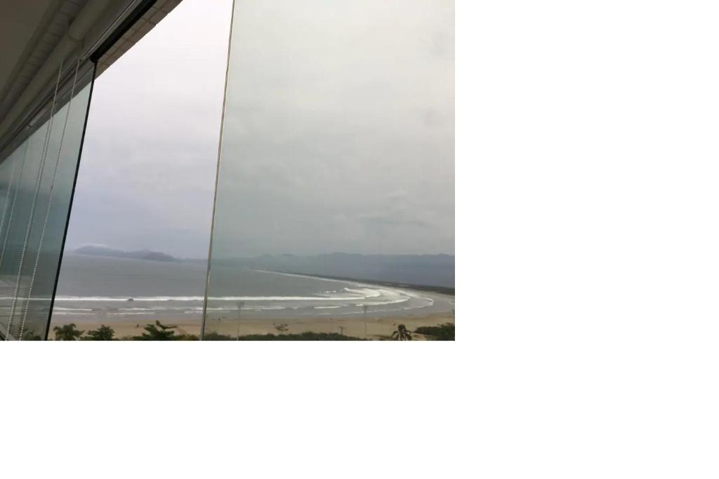  Apto pé-na-areia em Bertioga