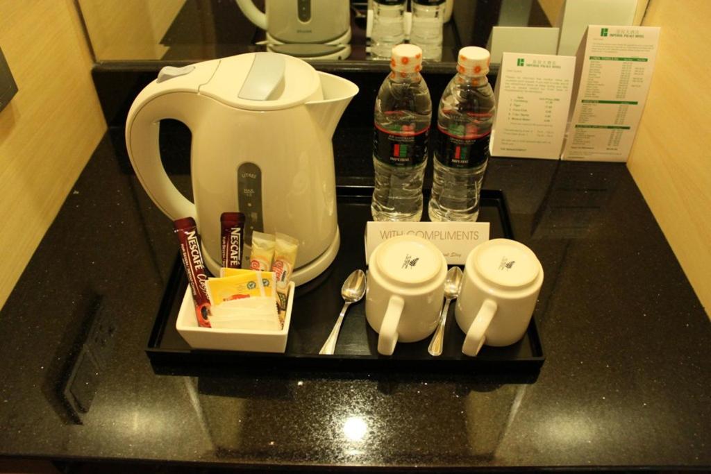Příslušenství pro přípravu čaje a kávy v ubytování Imperial Palace Hotel