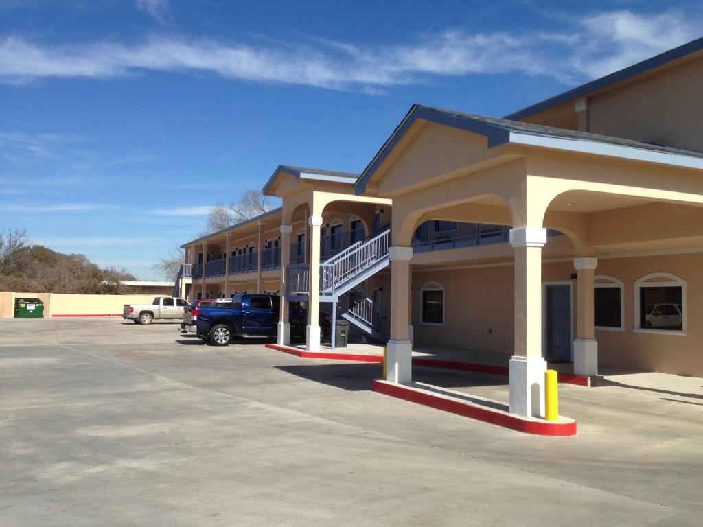 a building with a car parked in a parking lot at Executive Inn in Dayton