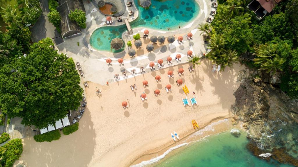 een uitzicht over een strand met parasols en stoelen bij Garrya Tongsai Bay Samui in Choeng Mon Beach
