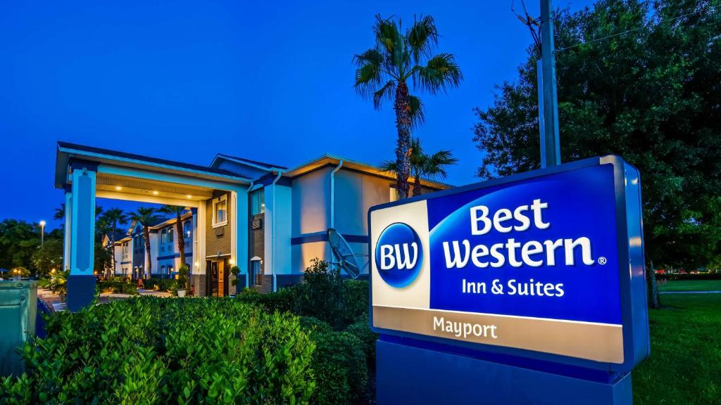 une auberge et des suites du meilleur ouest signée devant un bâtiment dans l'établissement Best Western Mayport Inn and Suites, à Atlantic Beach