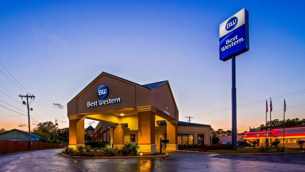 a berklee gas station with a sign in front of it at Best Western Airport Inn in Pearl