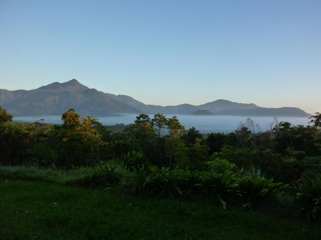 - Vistas al agua y a las montañas a lo lejos en Wompoo Eco Retreat, en Cow Bay