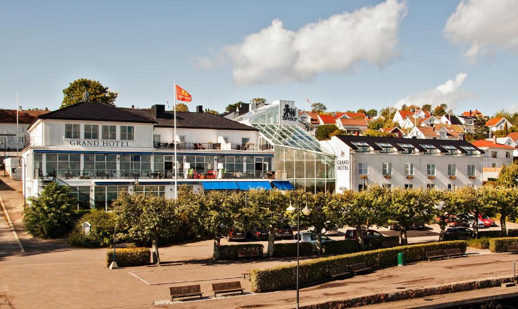 un edificio con techo de cristal en una ciudad en Grand Hotel Åsgårdstrand - Unike Hoteller, en Åsgårdstrand