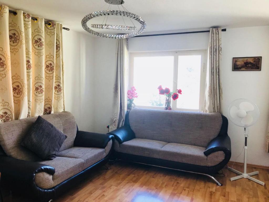 a living room with a couch and a window at Im Herzen von Rommelshausen in Kernen