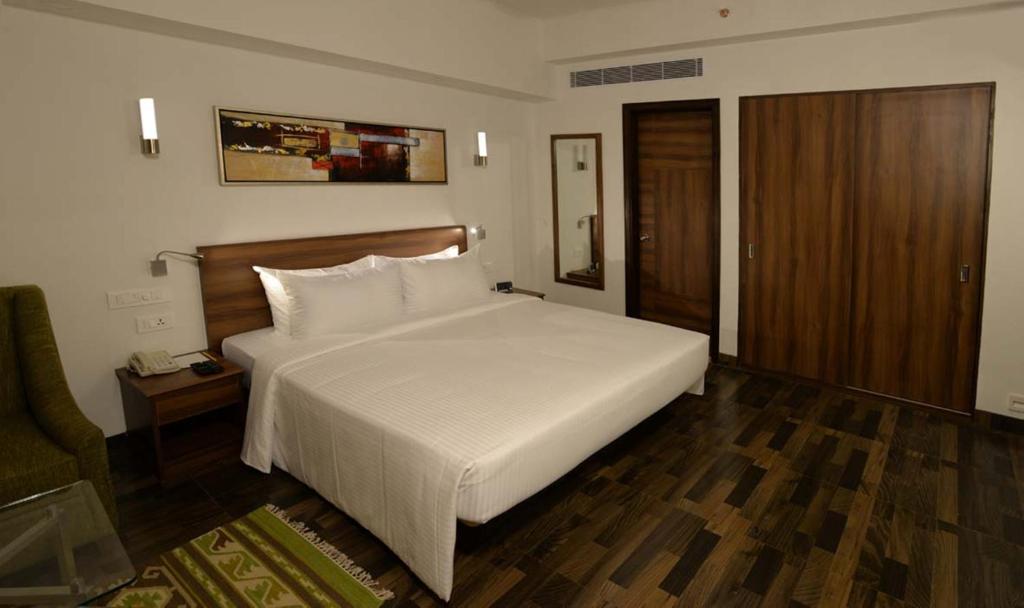 Postel nebo postele na pokoji v ubytování Lemon Tree Hotel Coimbatore
