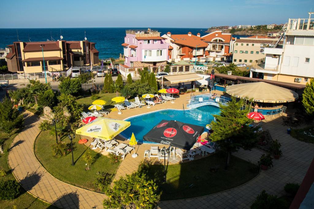 Bazén v ubytování Hotel Sunny nebo v jeho okolí