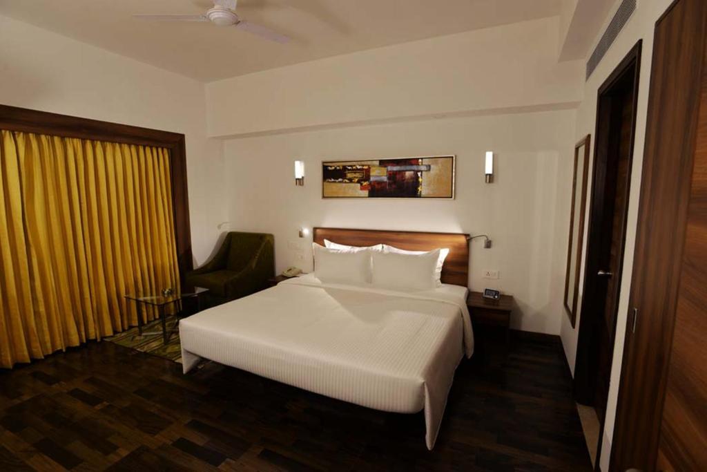 Postel nebo postele na pokoji v ubytování Lemon Tree Hotel Coimbatore