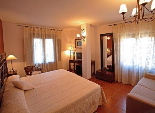 Postel nebo postele na pokoji v ubytování Hotel Spa Villa de Mogarraz
