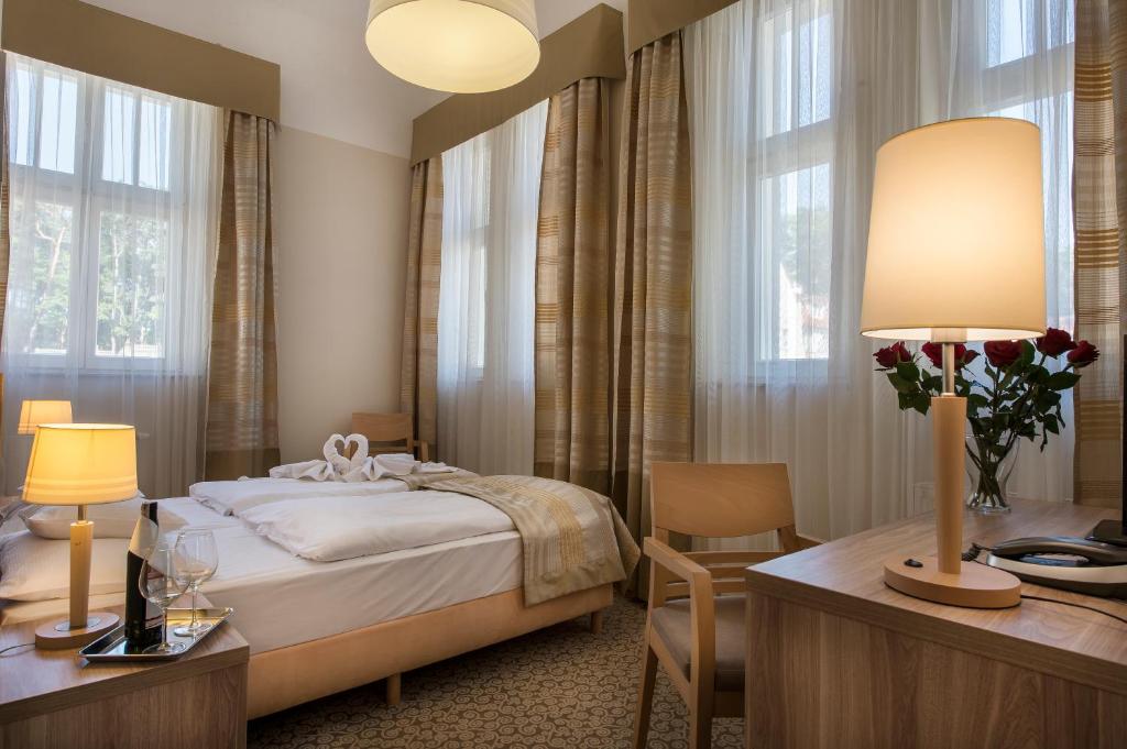 Posteľ alebo postele v izbe v ubytovaní Hotel Cesarskie Ogrody