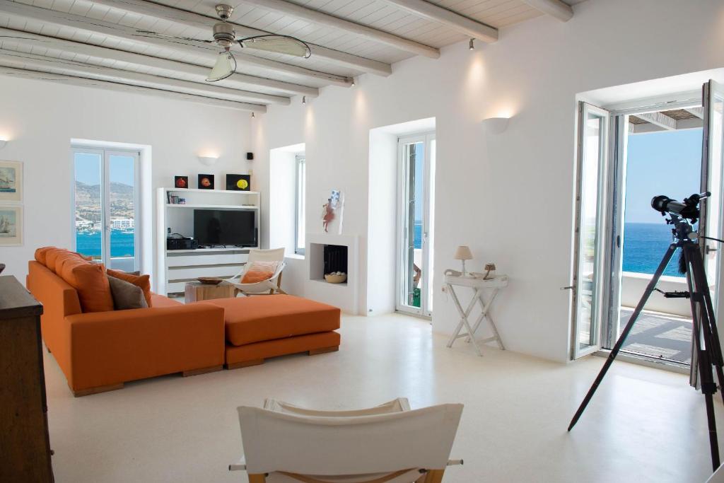 Televízia a/alebo spoločenská miestnosť v ubytovaní Luxury Villa Seafront