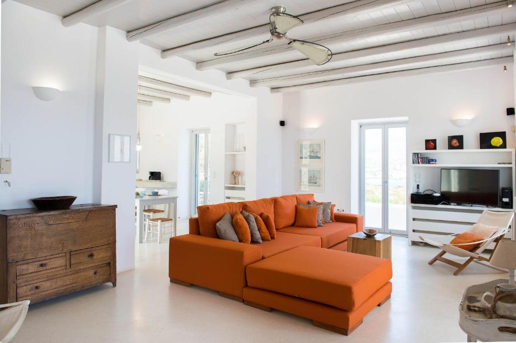 Televízia a/alebo spoločenská miestnosť v ubytovaní Luxury Villa Seafront