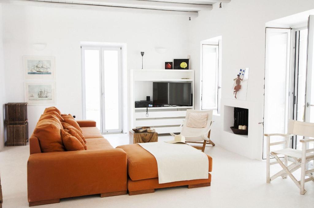Televízia a/alebo spoločenská miestnosť v ubytovaní Luxury Villa Seafront