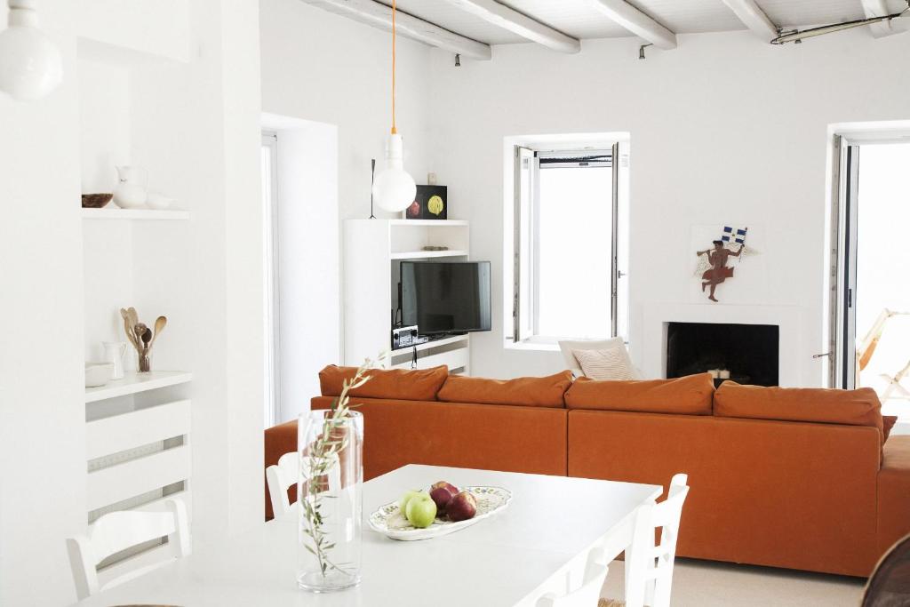 Televízia a/alebo spoločenská miestnosť v ubytovaní Luxury Villa Seafront