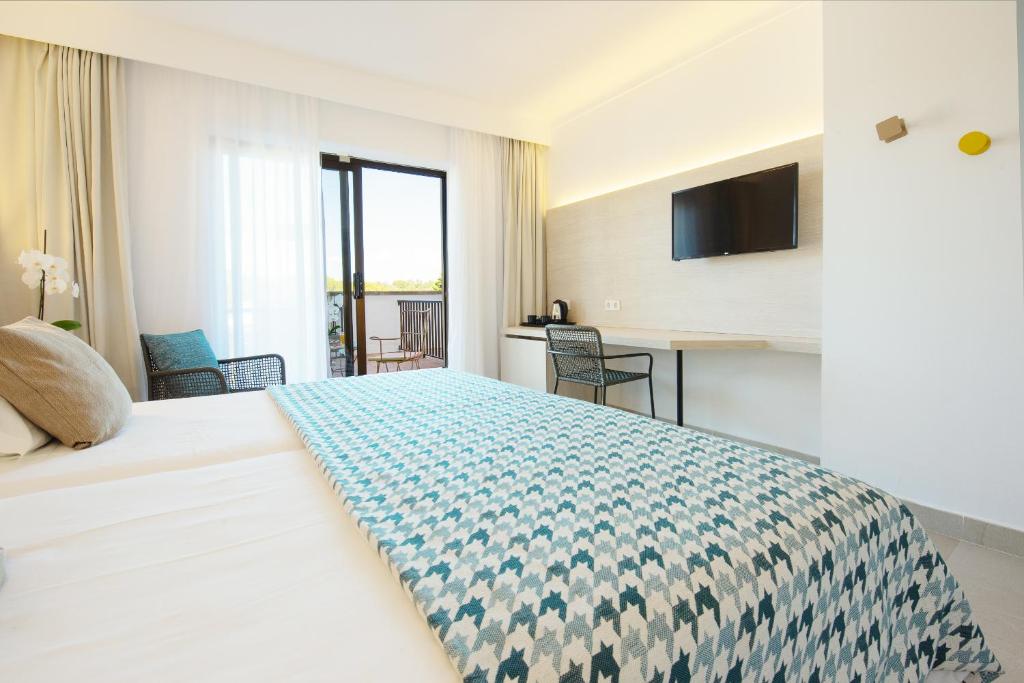 Кровать или кровати в номере Hotel Playa Mondrago