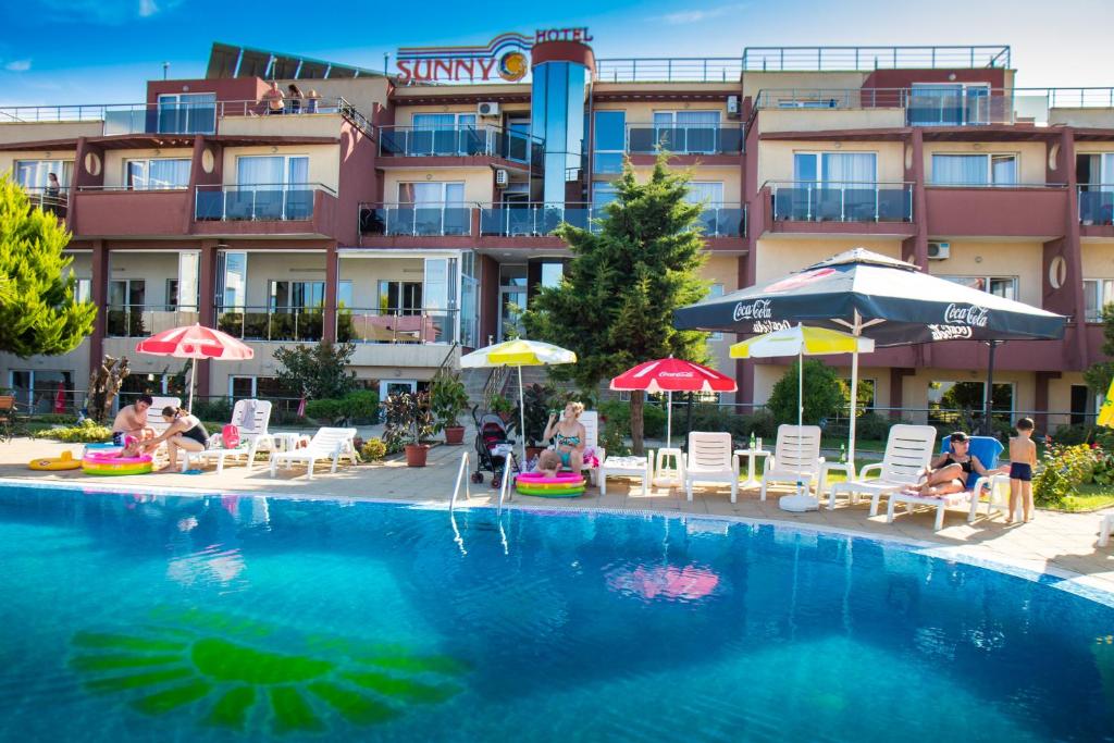 Bazén v ubytování Hotel Sunny nebo v jeho okolí