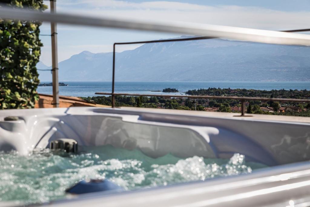 - une piscine d'eau avec vue sur l'océan dans l'établissement Antico Borgo B&B con SPA - Adults Only, à Manerba del Garda