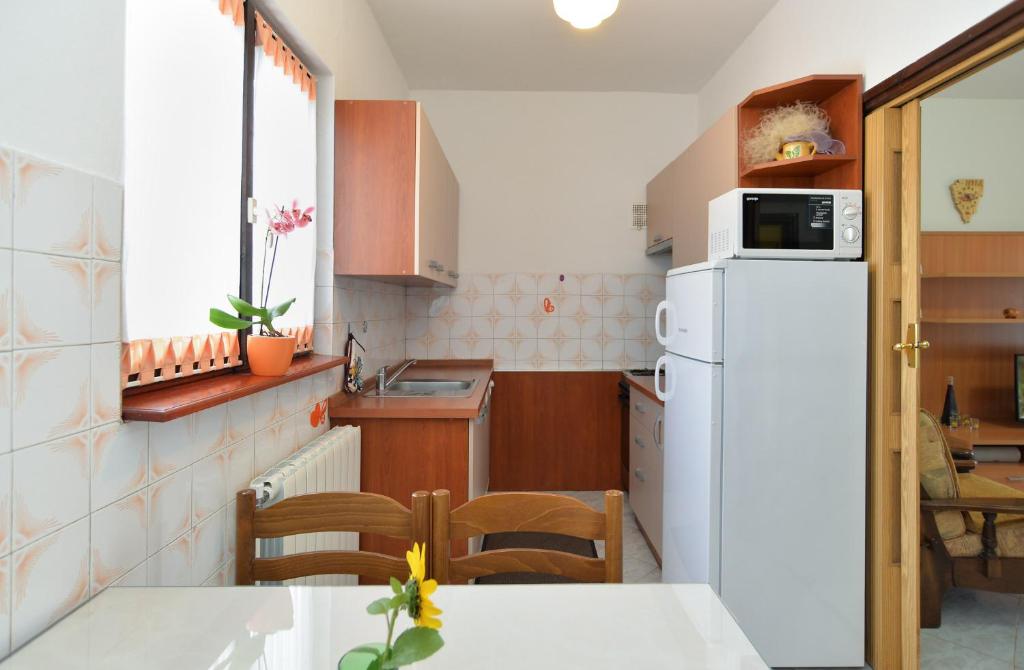 Kuchnia lub aneks kuchenny w obiekcie Apartment Edo 1755