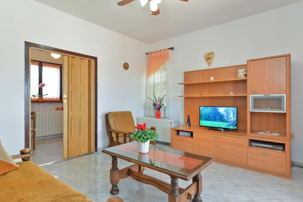 Telewizja i/lub zestaw kina domowego w obiekcie Apartment Edo 1755