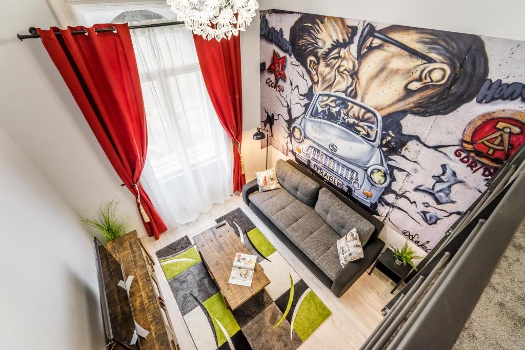 ブダペストにあるBpR Stupendous Design Homeの壁画のあるリビングルームの上から見渡せます。