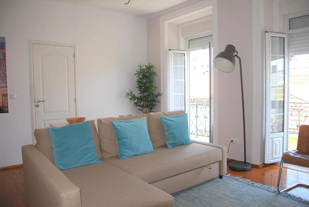 sala de estar con sofá y almohadas azules en Sunny, central and comfy Ap. in Av. da Liberdade, en Lisboa