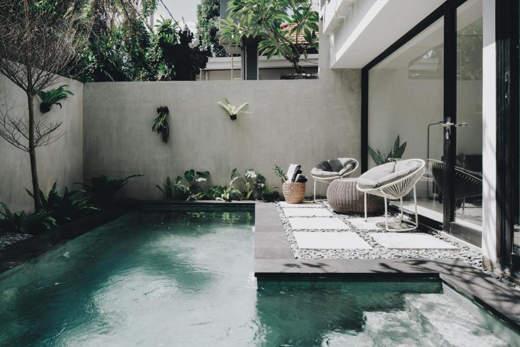 Bazén v ubytování Lloyd's Inn Bali nebo v jeho okolí