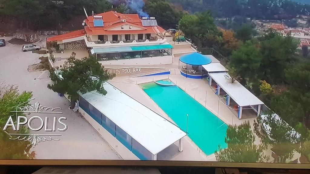 una vista aérea de una casa con piscina en Apolis hotel, en Mouzákion