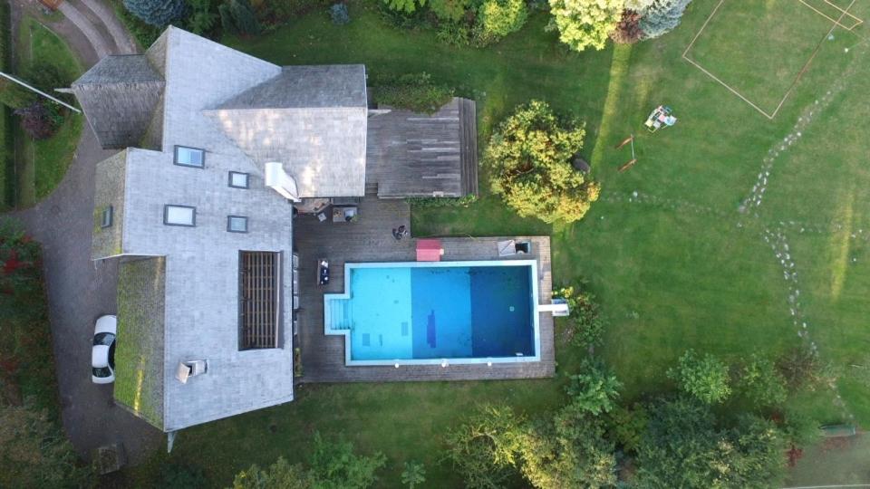 - une vue sur la piscine dans la cour dans l'établissement Vikingu guest house, à Jurmala