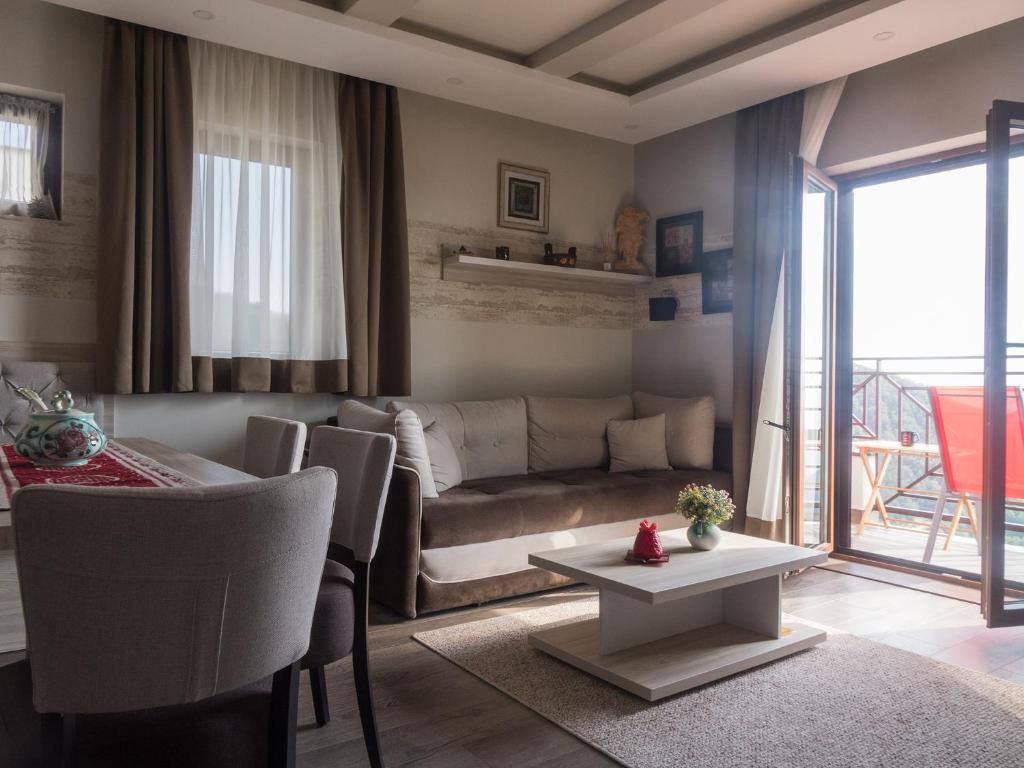 ein Wohnzimmer mit Sofa und Tisch in der Unterkunft Fabulous Luxury Apartment G7 in Kopaonik