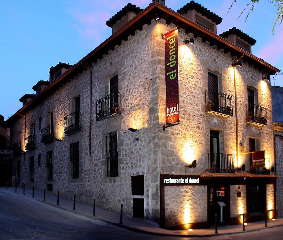 un edificio con un cartel en el costado en Hotel El Doncel en Sigüenza