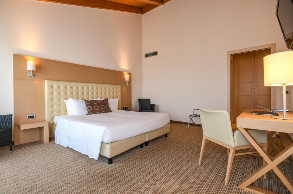 Postel nebo postele na pokoji v ubytování TH Lazise - Hotel Parchi Del Garda