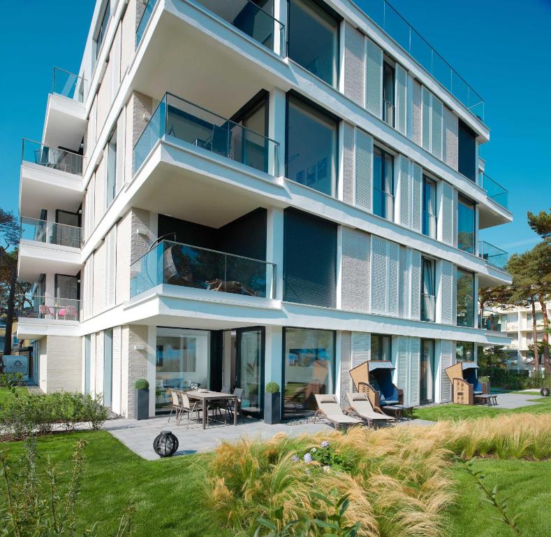 un edificio de apartamentos con balcones y patio en Villa Vogue by Binz Exquisit _ No_2 en Binz