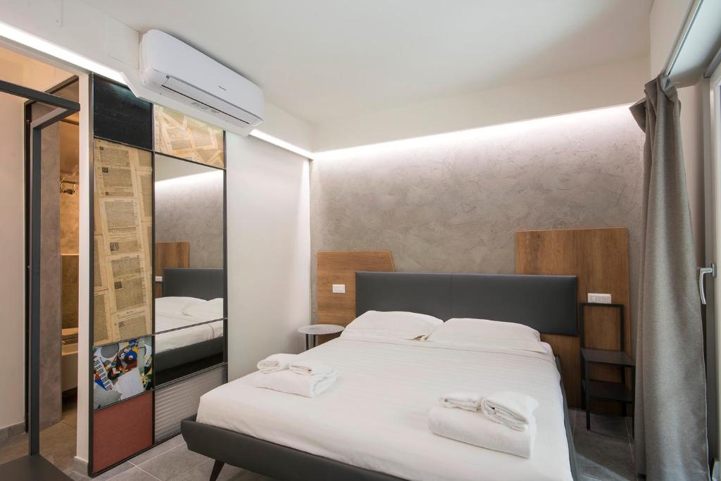 een slaapkamer met een bed met twee handdoeken erop bij Pitti Apartment in Florence