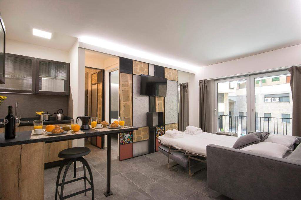 kuchnia i salon z łóżkiem i kanapą w obiekcie Pitti Apartment we Florencji