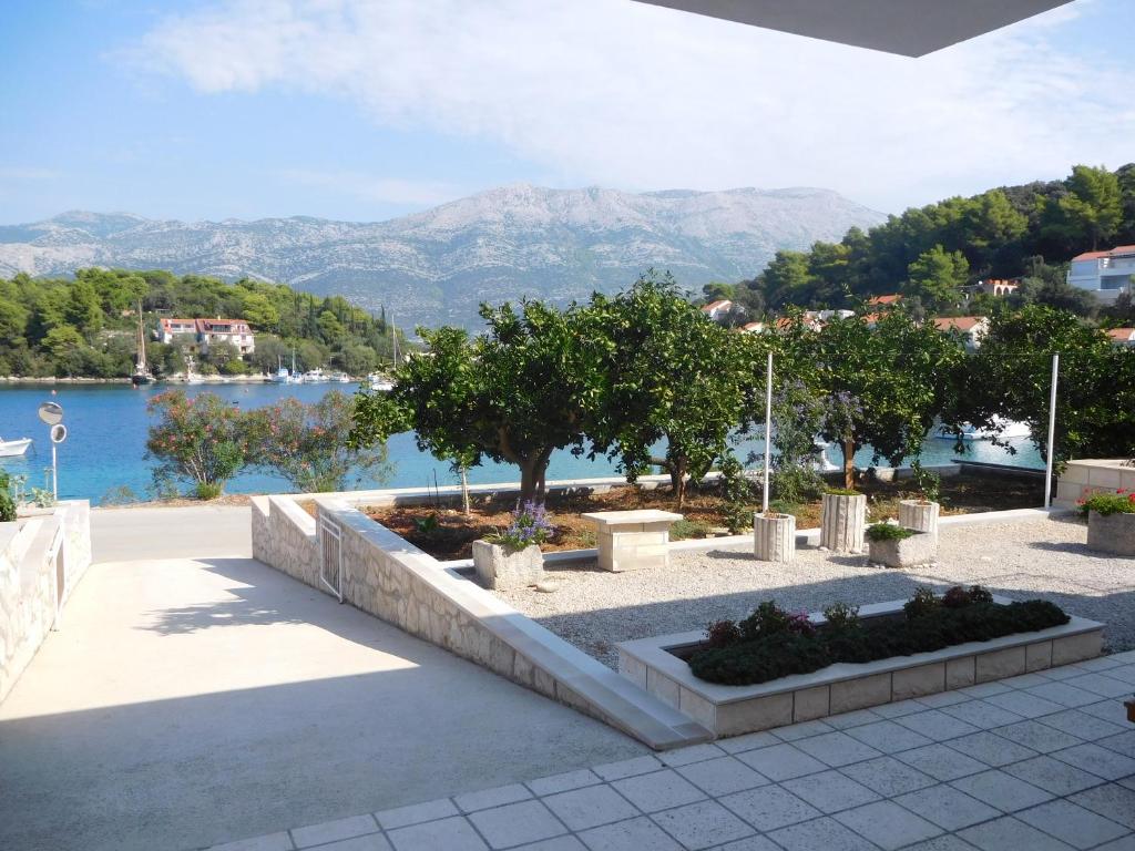 een park met bomen en uitzicht op een meer bij Apartment Vjera in Korčula