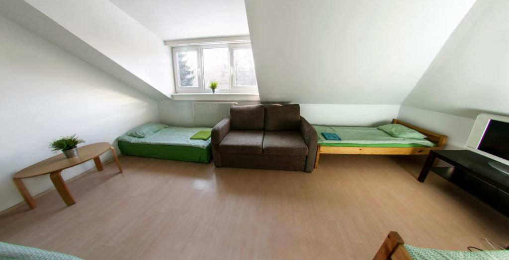 Televízia a/alebo spoločenská miestnosť v ubytovaní Wilanowska Hostel