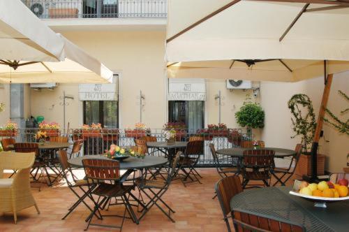 ein Restaurant mit Tischen und Stühlen mit Obst darauf in der Unterkunft Hotel Agathae in Catania