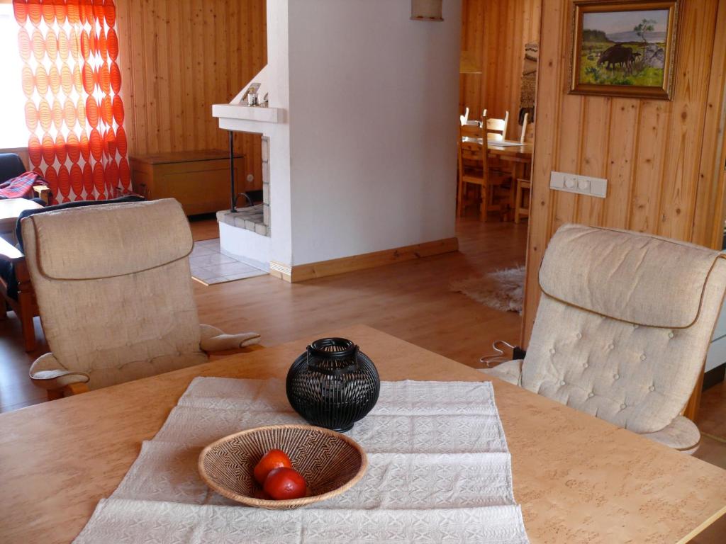 tavolo da pranzo con ciotola di pomodori di Stora Björnstugan a Laisvall
