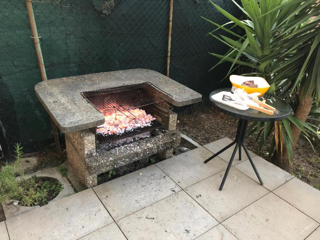 Gril dostupný pro hosty v apartmánu