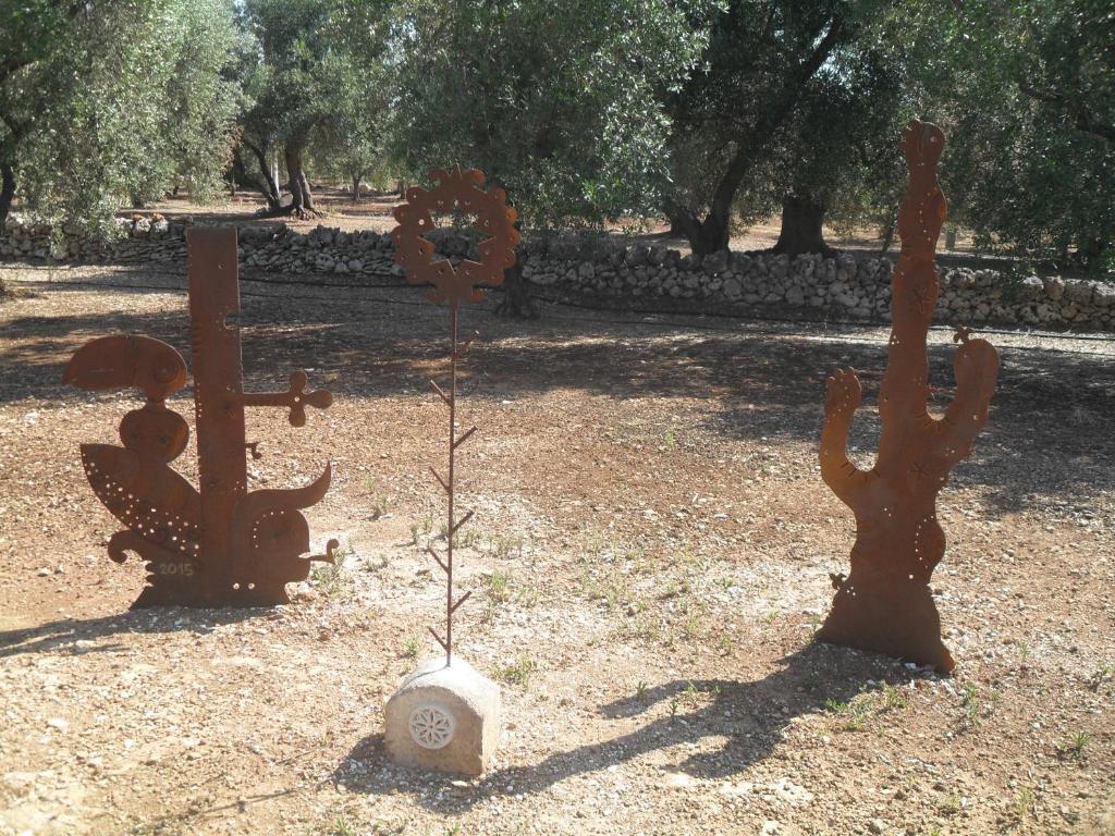 two statues of cacti and a plant in a park at Case d'Artista in Savelletri di Fasano